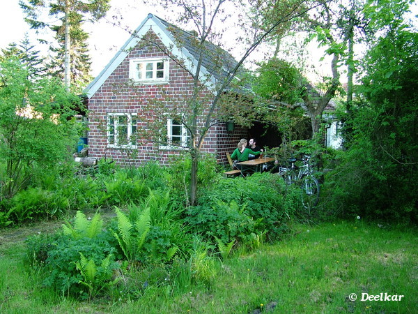 Datei:Datengarten -- Deekar -- Haus- und Gartenfront.jpg